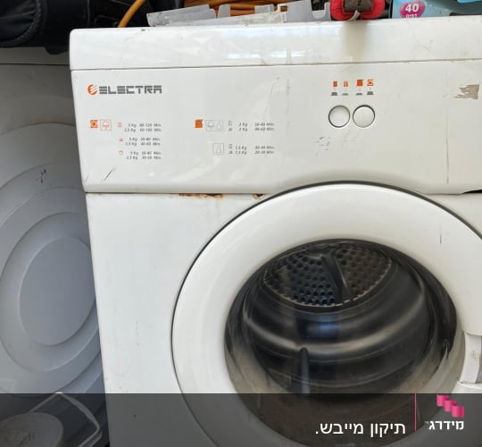 מכונת כביסה עם כפתורים וחוטי חשמל